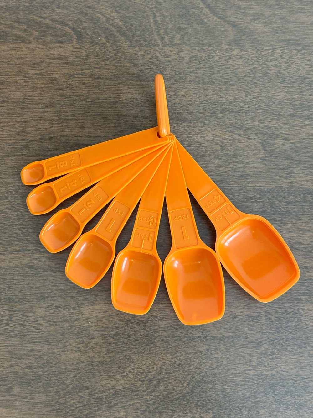 VINTAGE TUPPERWARE 7 PC ORANGE MEASURING SPOONS & HANGER